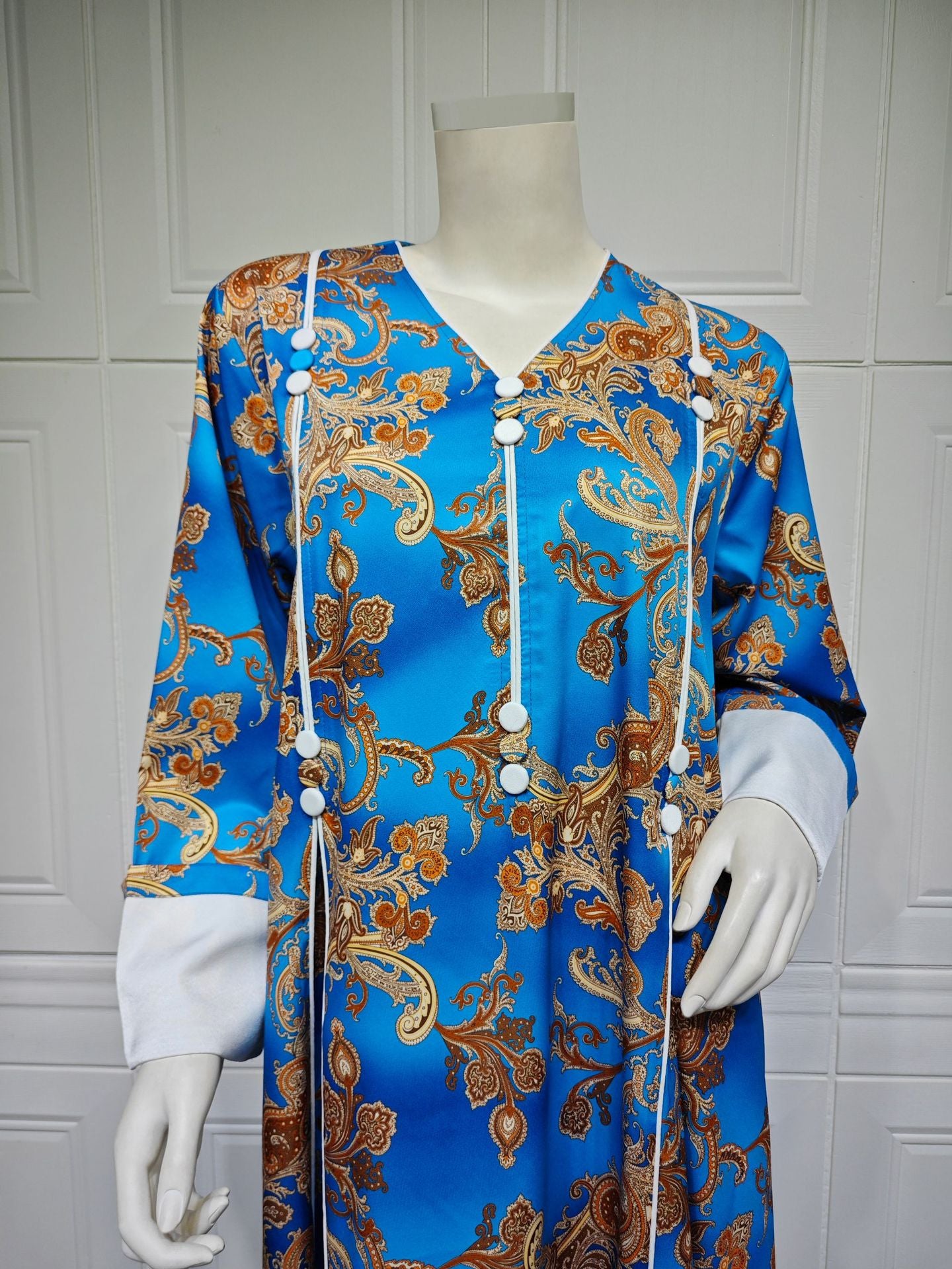 HS6647 Mesh-paneled embroidered robe; elegant three-dimensional embroidered dress