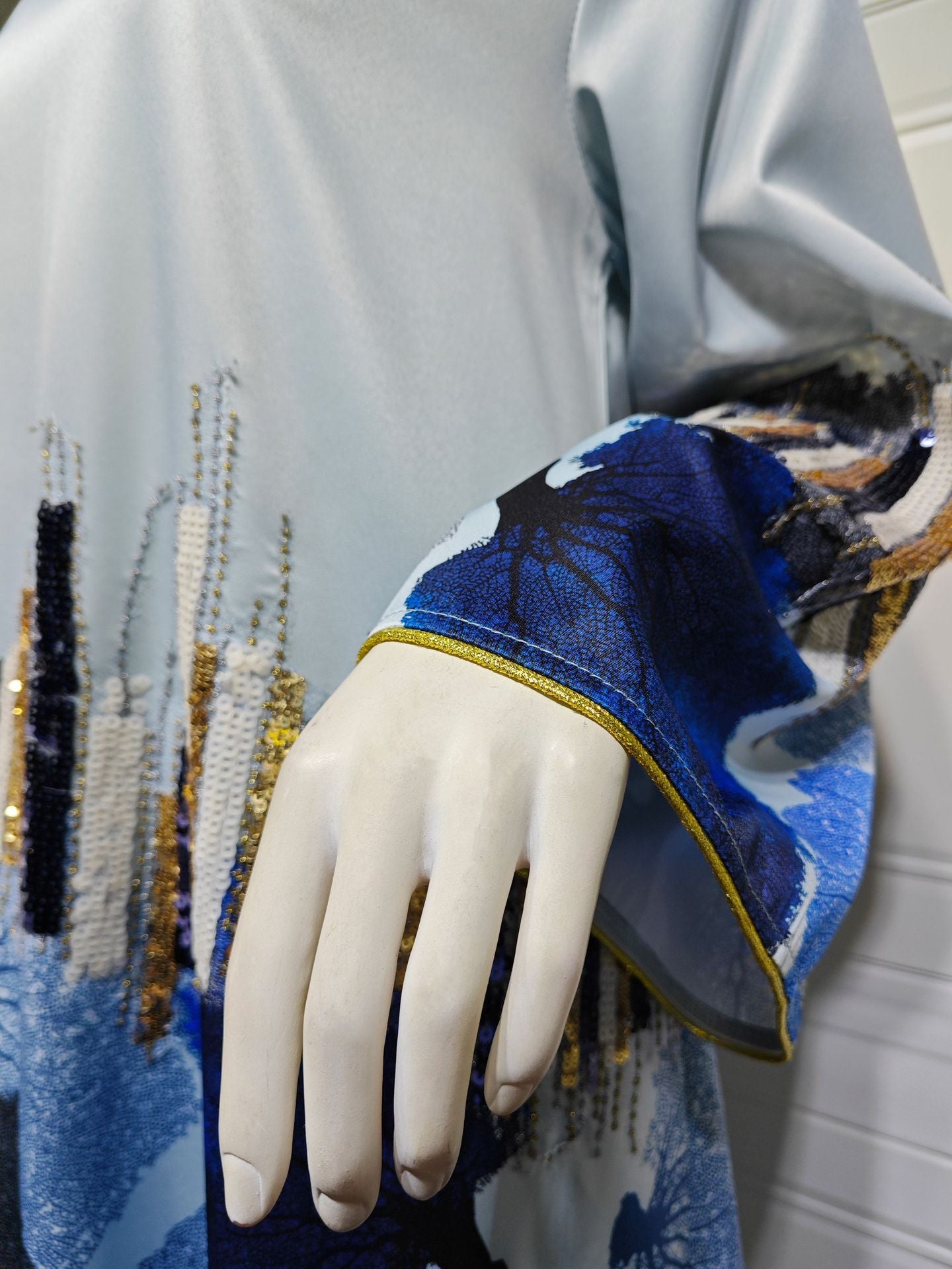 HS6665 Sequined, loose-fitting long dress with print and sequin design.