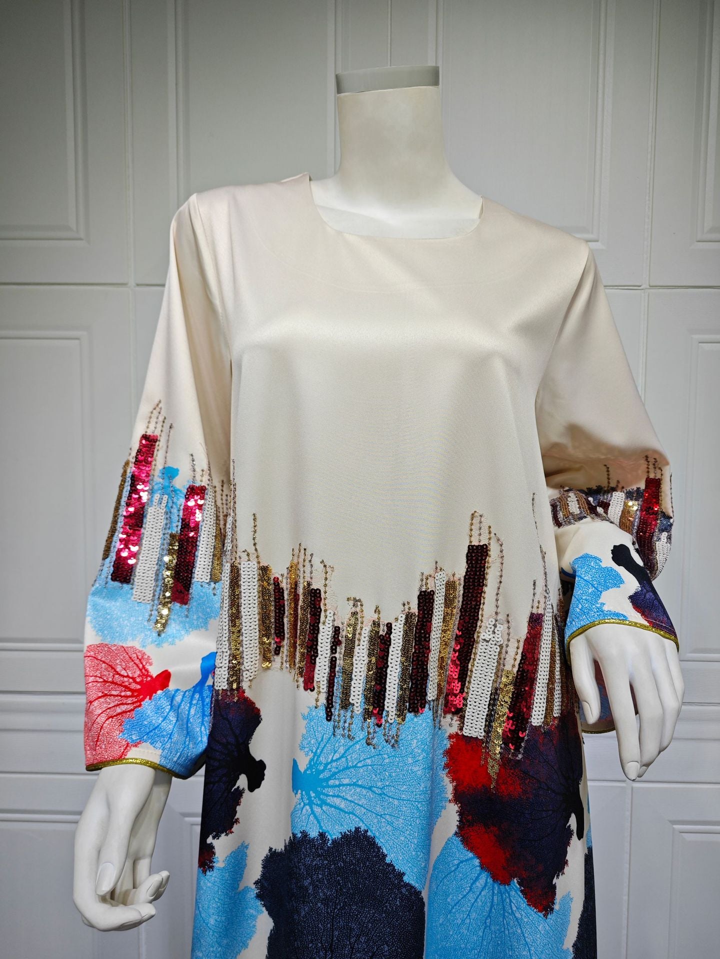 HS6665 Sequined, loose-fitting long dress with print and sequin design.