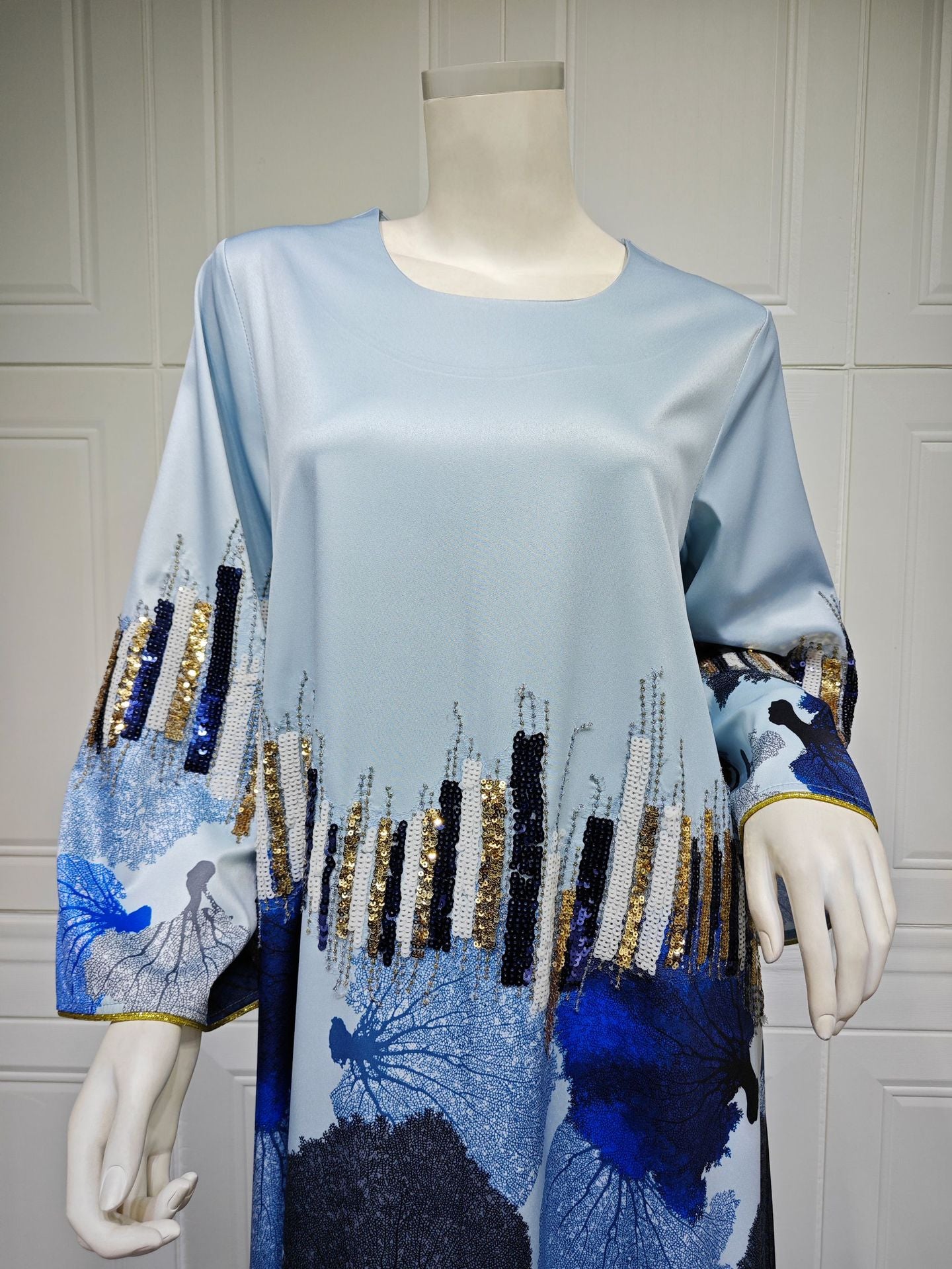 HS6665 Sequined, loose-fitting long dress with print and sequin design.