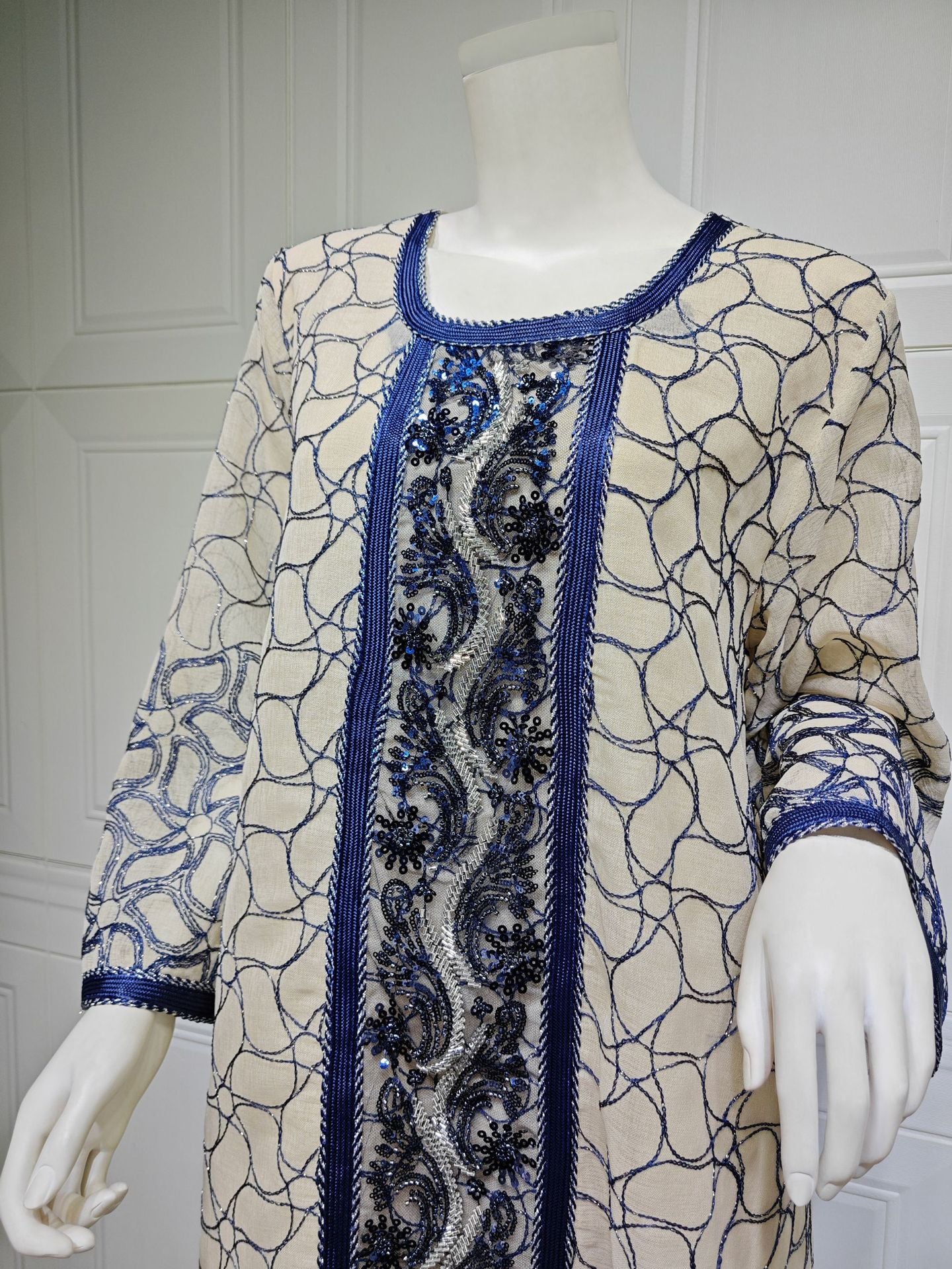 HS6668 A Simple and Elegant Long Dress Adorned with Mesh Embroidery.