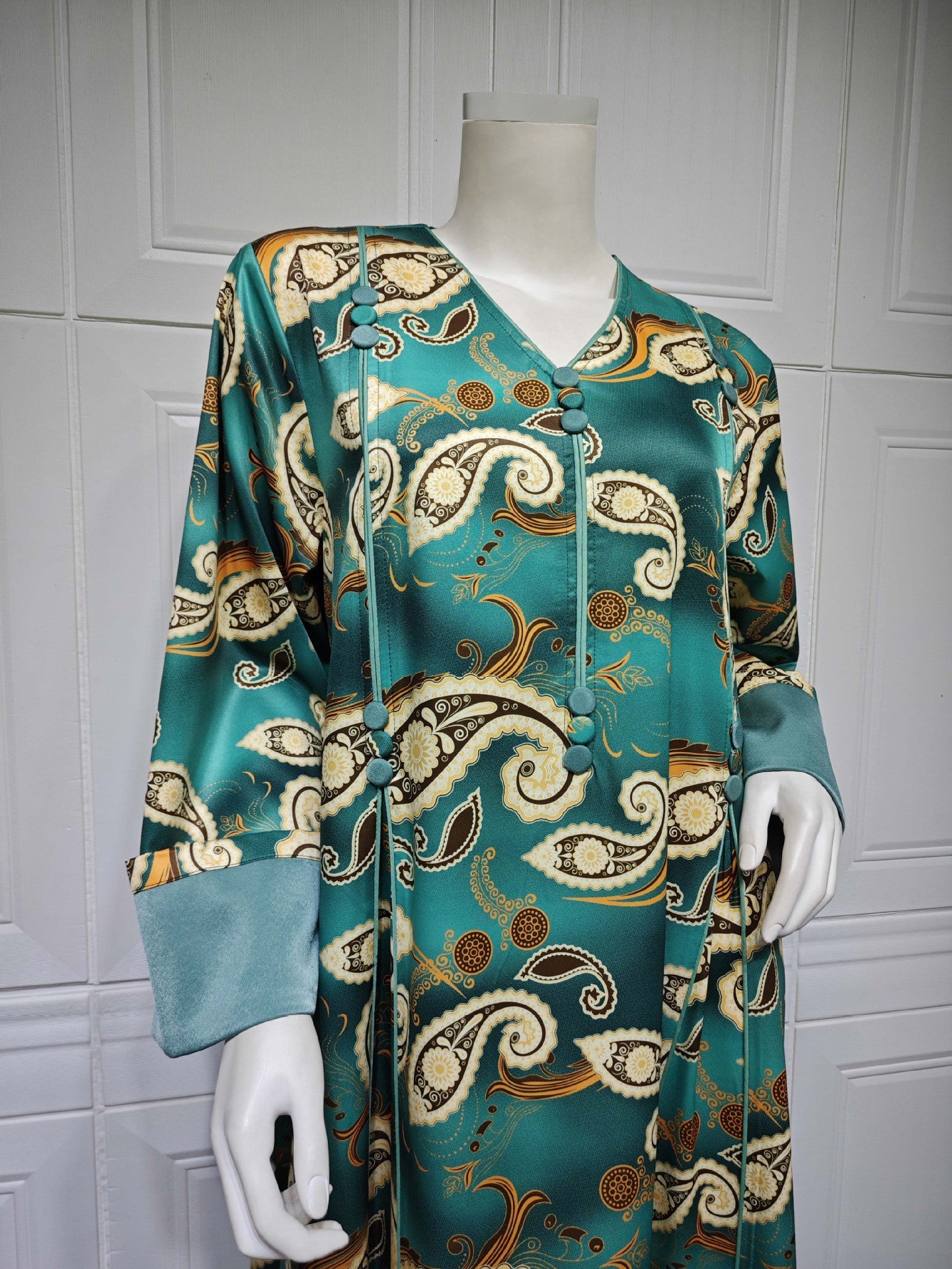 HS6647 Mesh-paneled embroidered robe; elegant three-dimensional embroidered dress