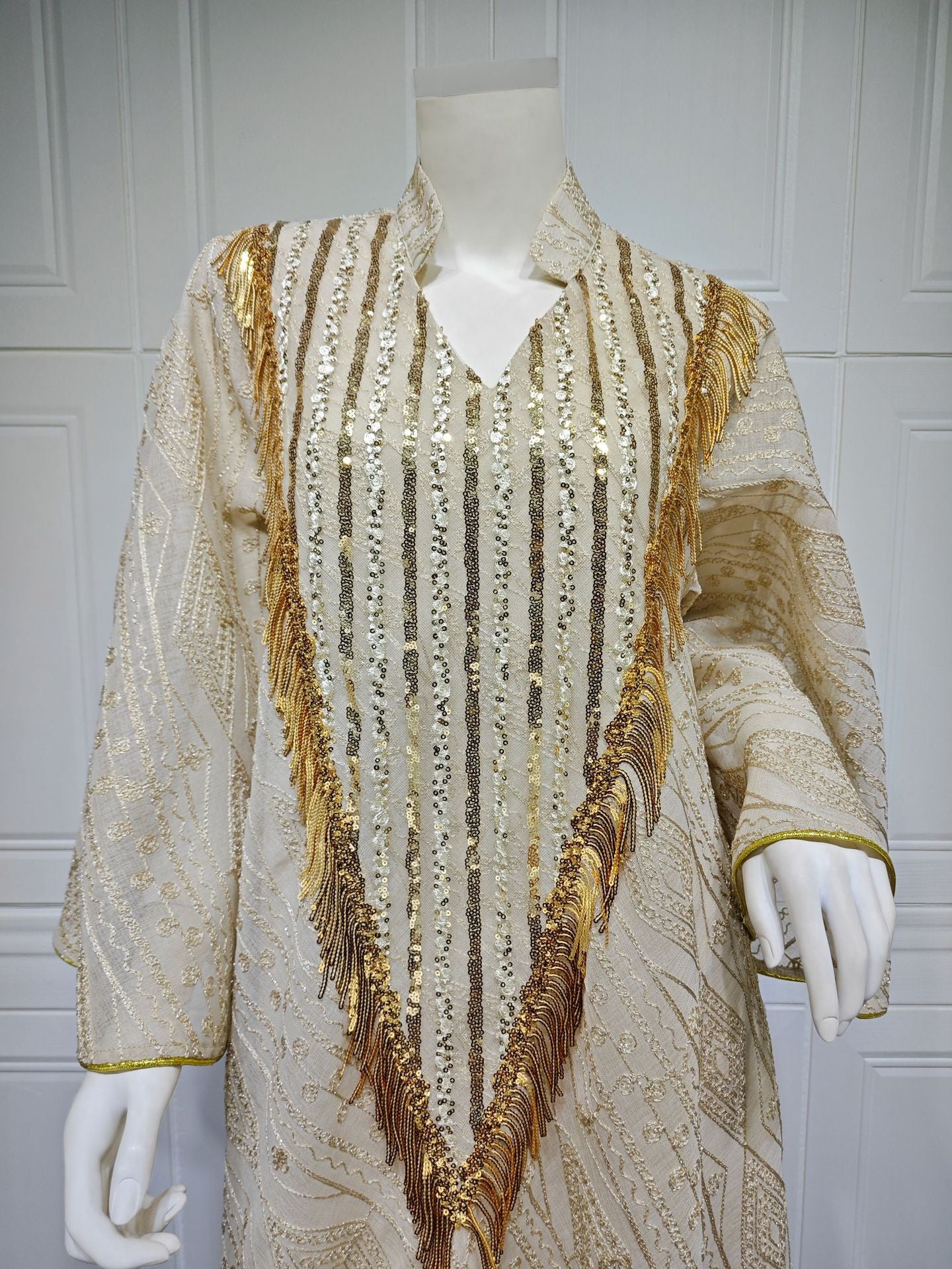 HS6648 A long robe with mesh sequins and embroidered details; an elegant and sophisticated dress.