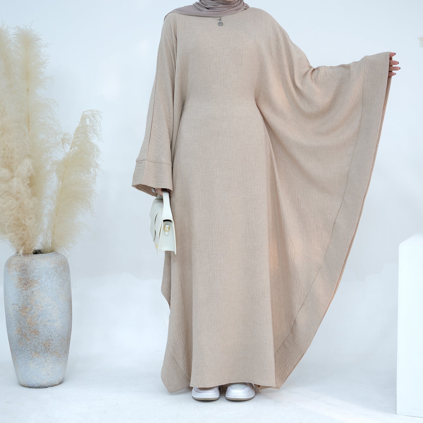 HASASERIES HS1177 Robe caftan en crêpe à manches chauve-souris avec ceinture intégrée