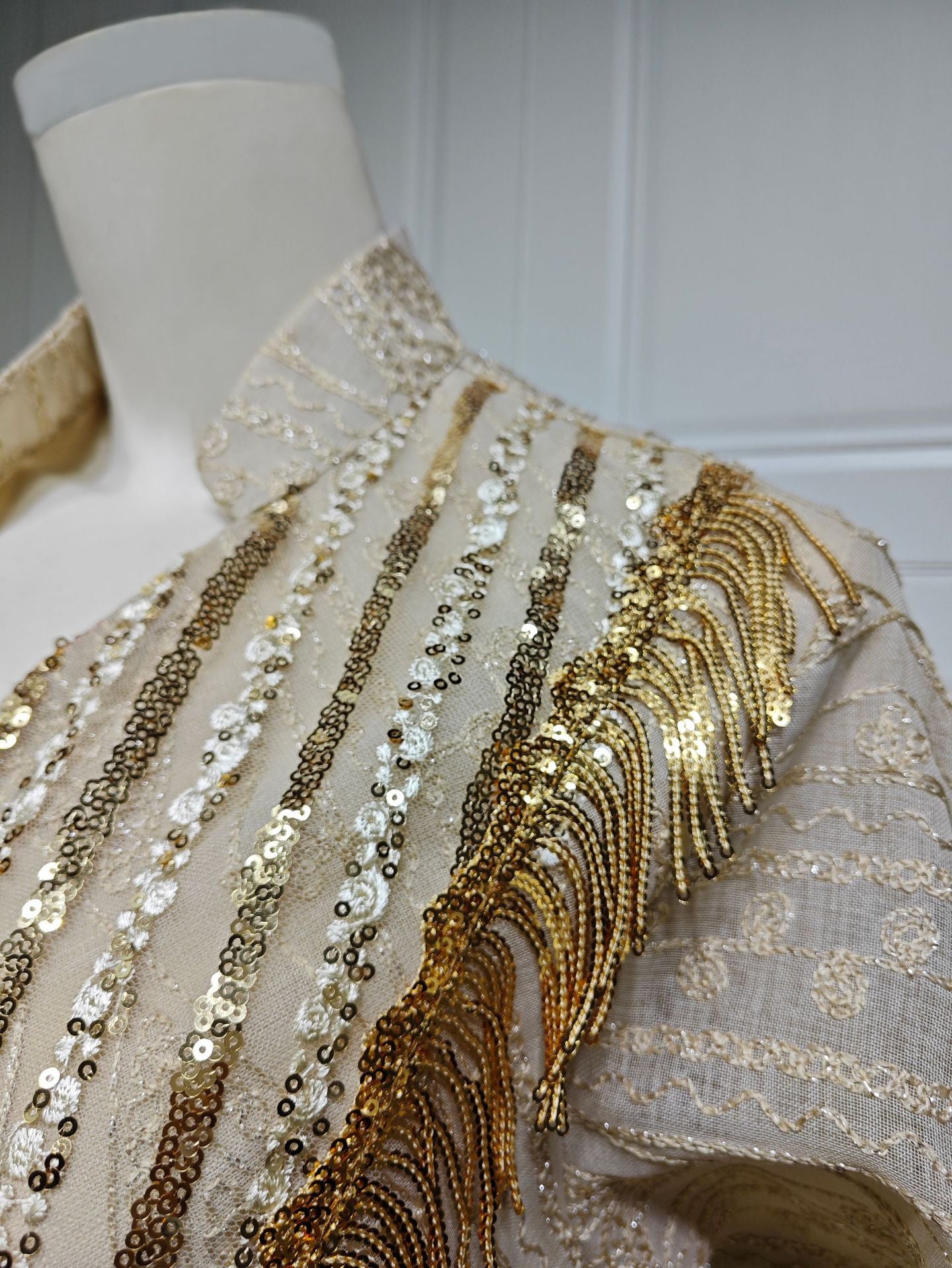 HS6648 A long robe with mesh sequins and embroidered details; an elegant and sophisticated dress.