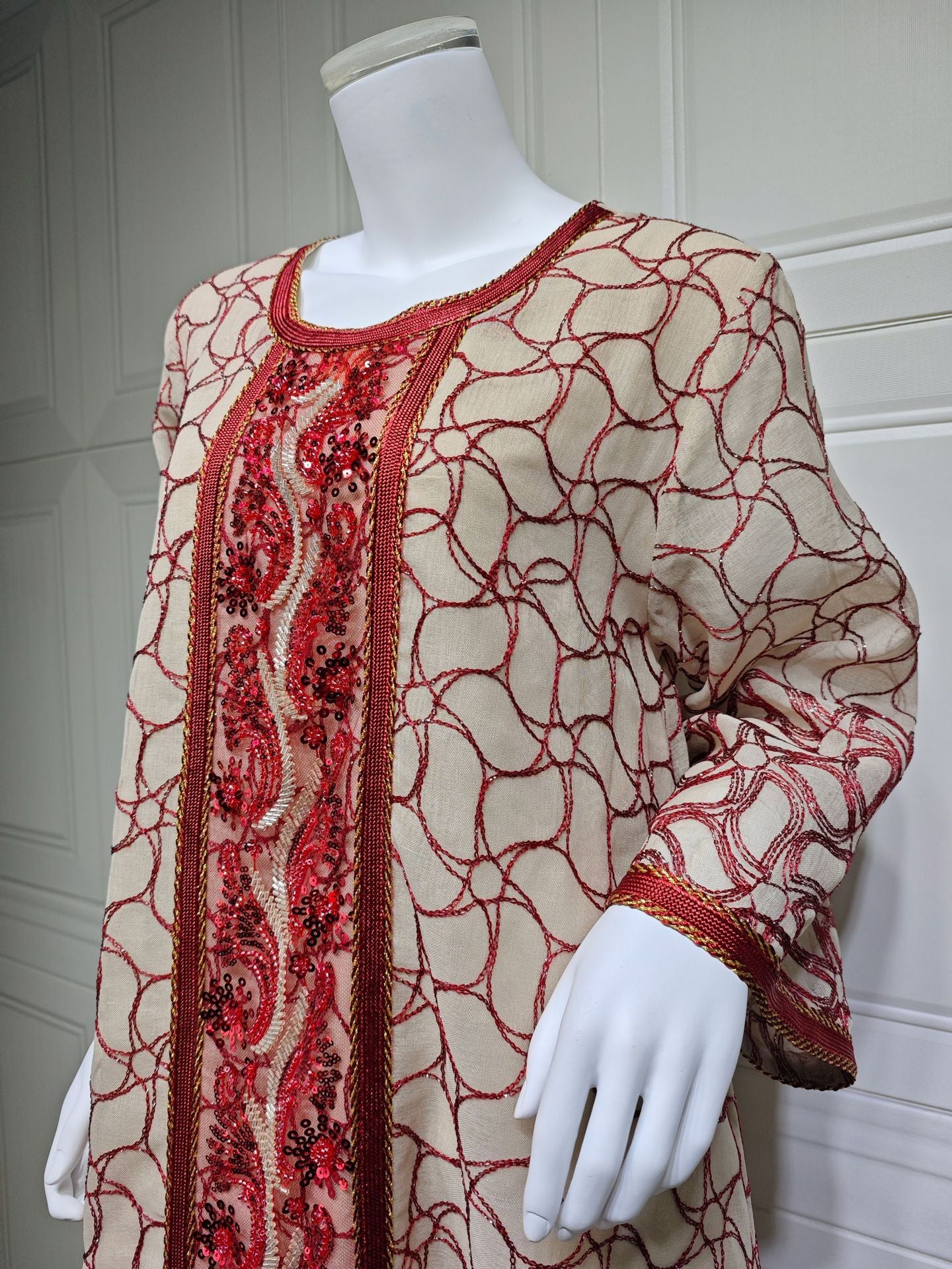 HS6668 A Simple and Elegant Long Dress Adorned with Mesh Embroidery.