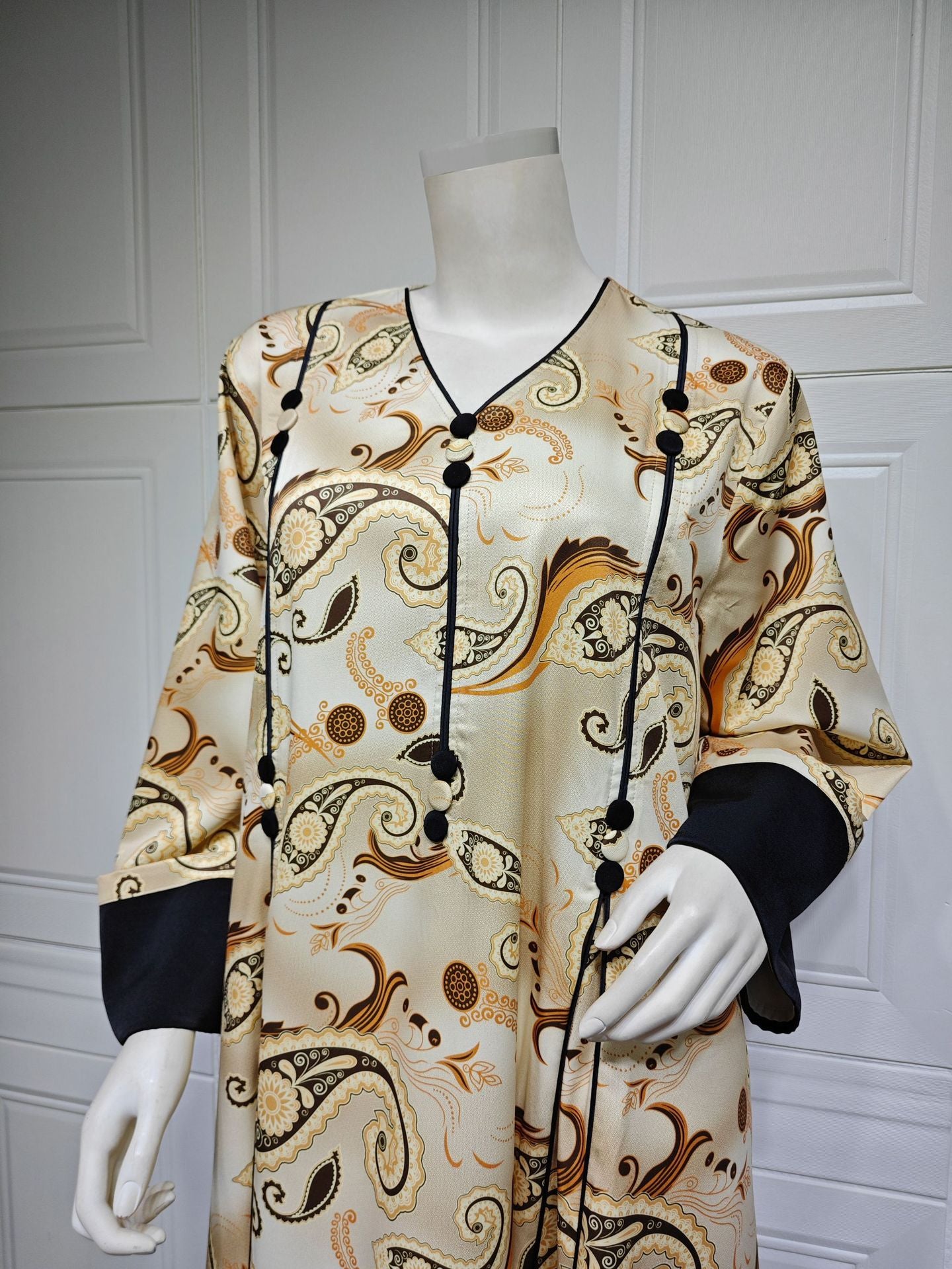 HS6647 Mesh-paneled embroidered robe; elegant three-dimensional embroidered dress