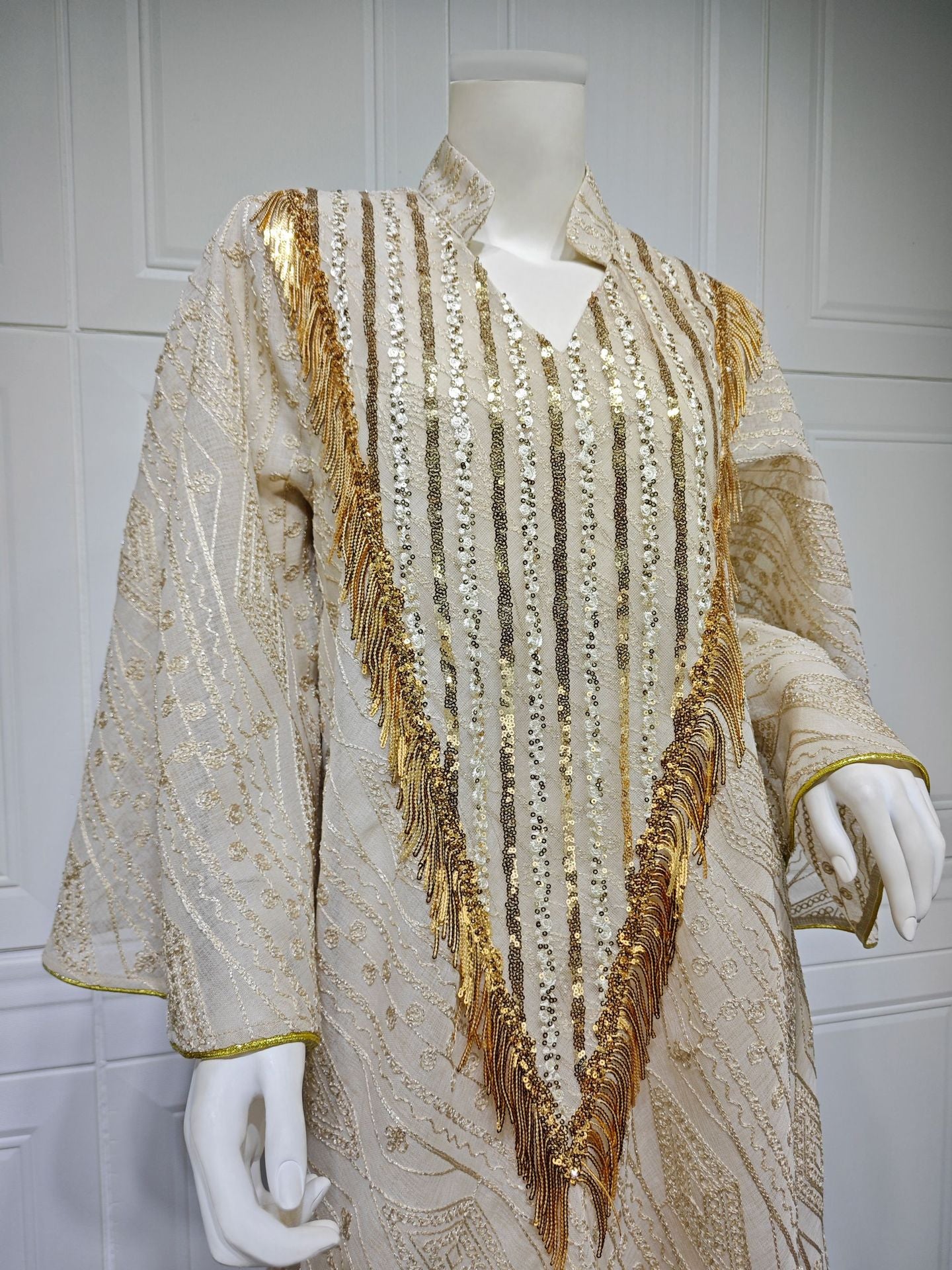 HS6648 A long robe with mesh sequins and embroidered details; an elegant and sophisticated dress.