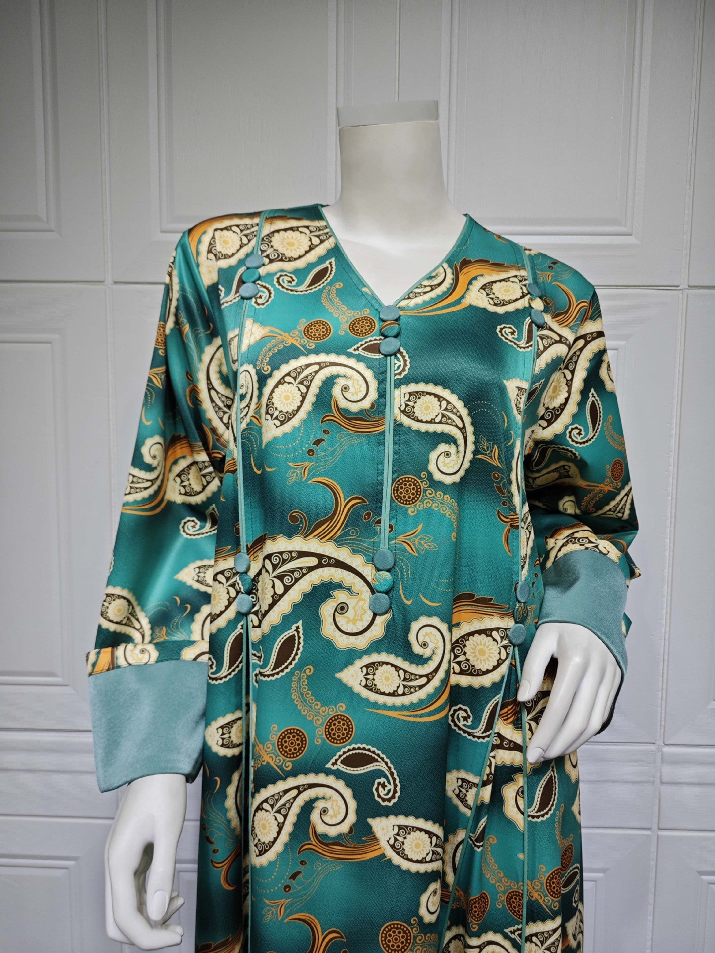 HS6647 Mesh-paneled embroidered robe; elegant three-dimensional embroidered dress