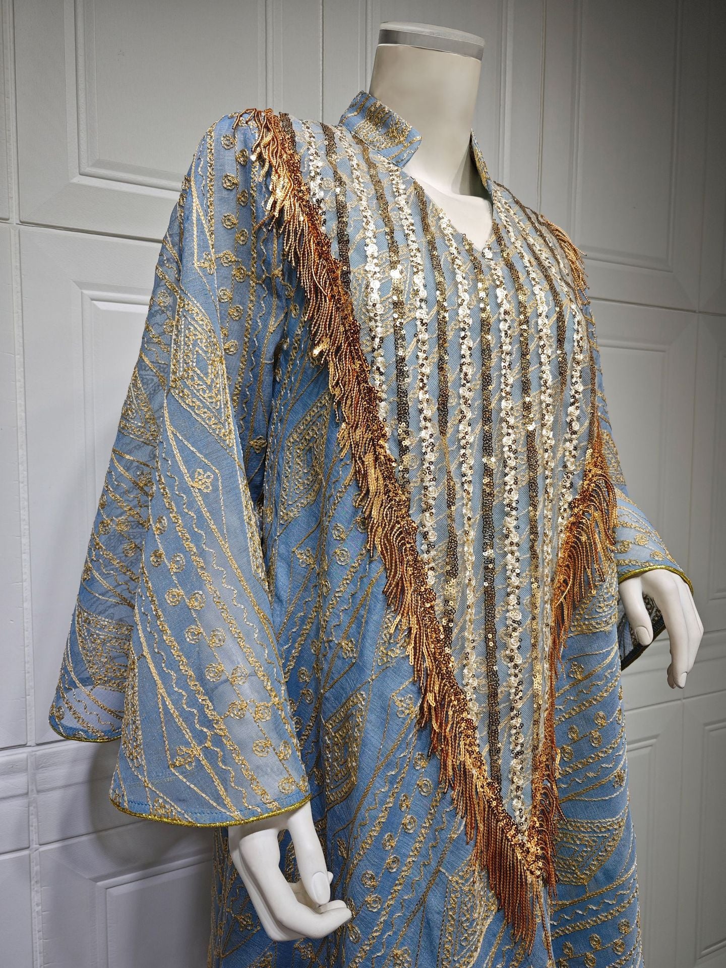 HS6648 A long robe with mesh sequins and embroidered details; an elegant and sophisticated dress.