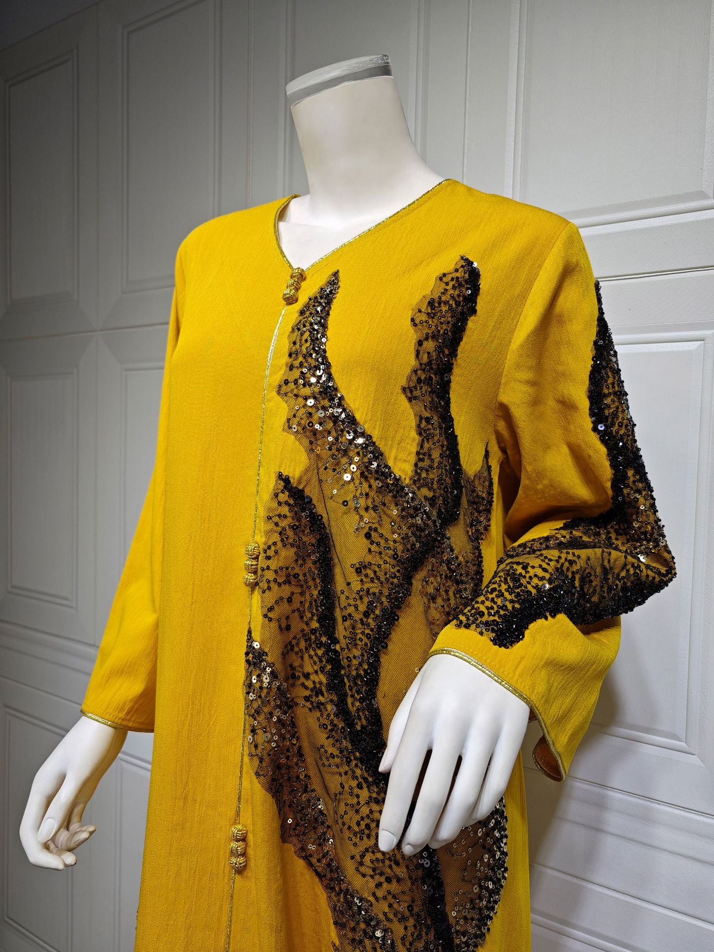 HS6659  Long-sleeved Sequined Embroidered Patchwork Dress with A Light Silhouette and Soft Color Scheme.