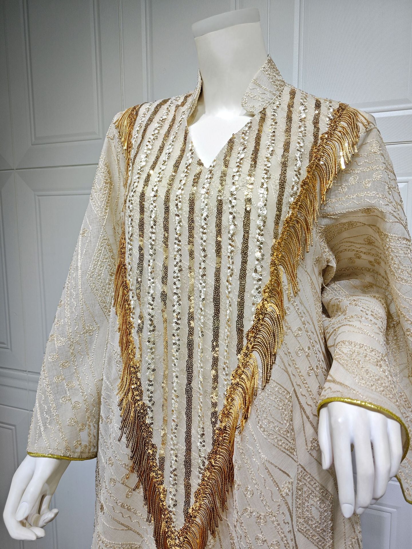 HS6648 A long robe with mesh sequins and embroidered details; an elegant and sophisticated dress.