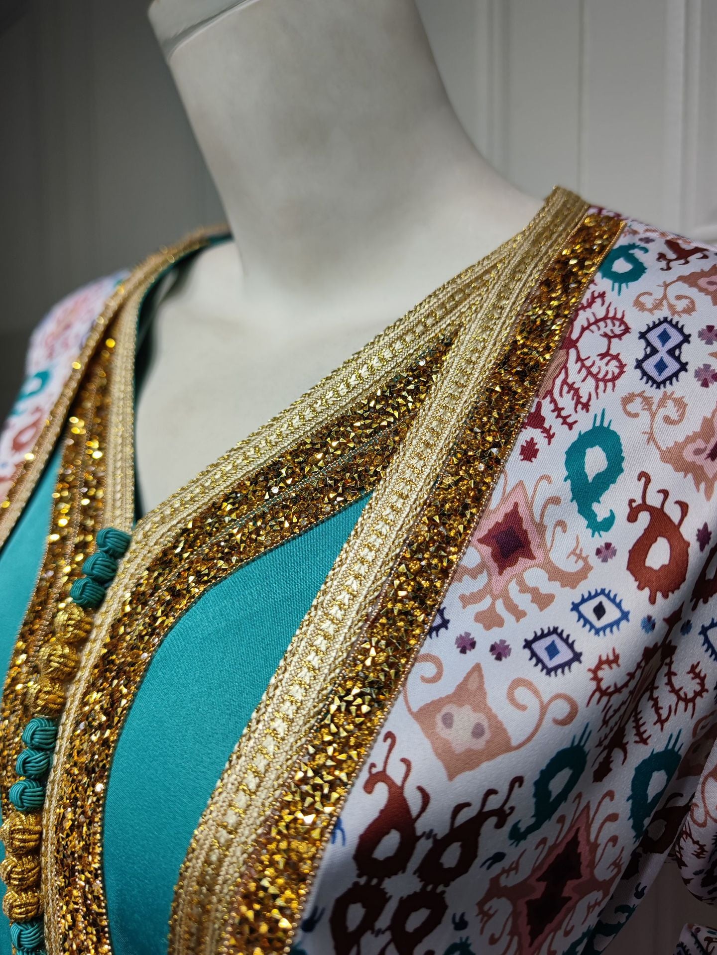 HS6644 Two-piece rhinestone-embroidered robe with understated luxury embroidery design