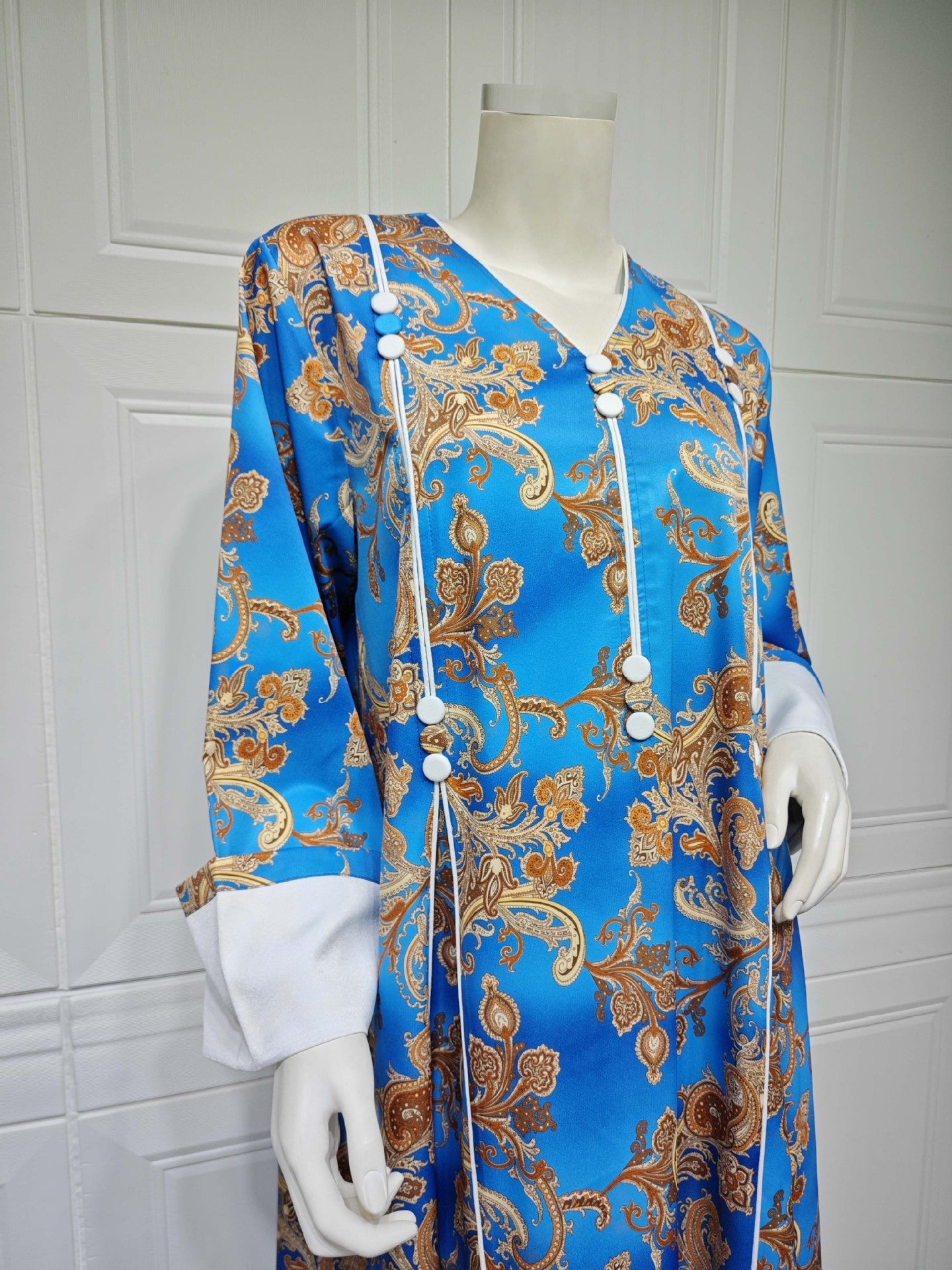 HS6647 Mesh-paneled embroidered robe; elegant three-dimensional embroidered dress