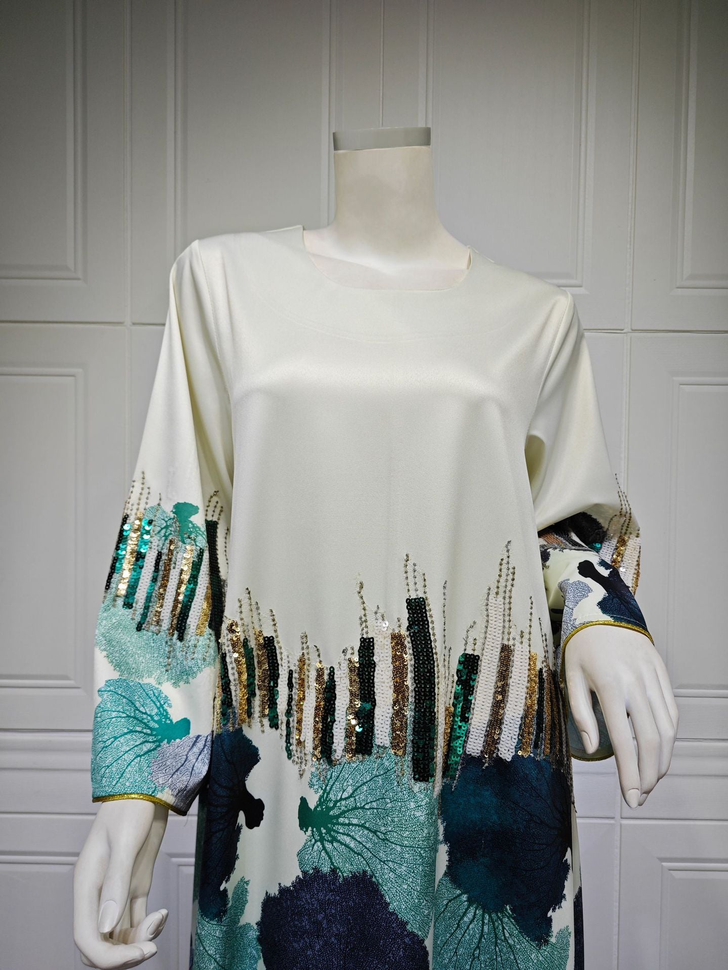 HS6665 Sequined, loose-fitting long dress with print and sequin design.