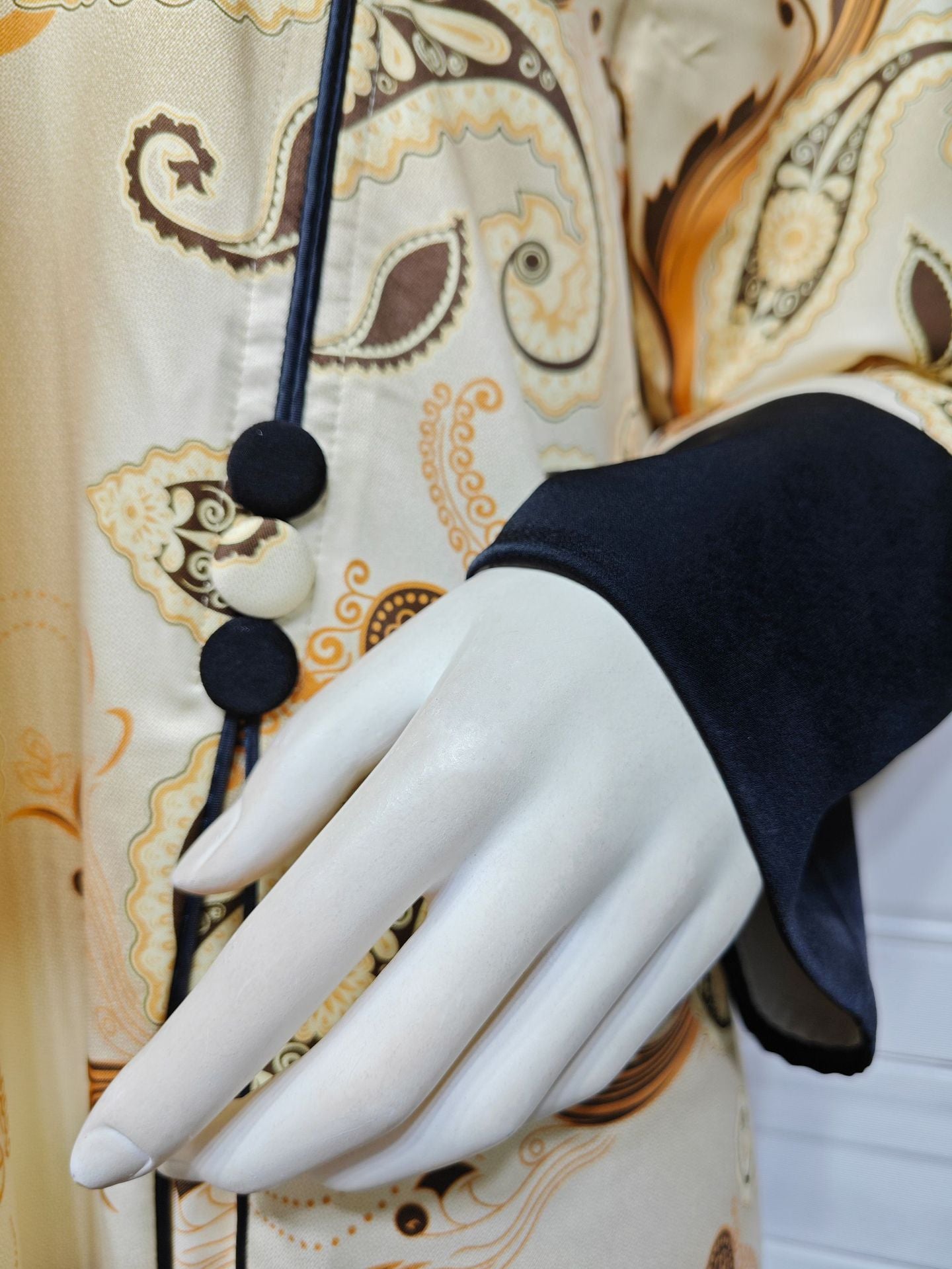 HS6647 Mesh-paneled embroidered robe; elegant three-dimensional embroidered dress