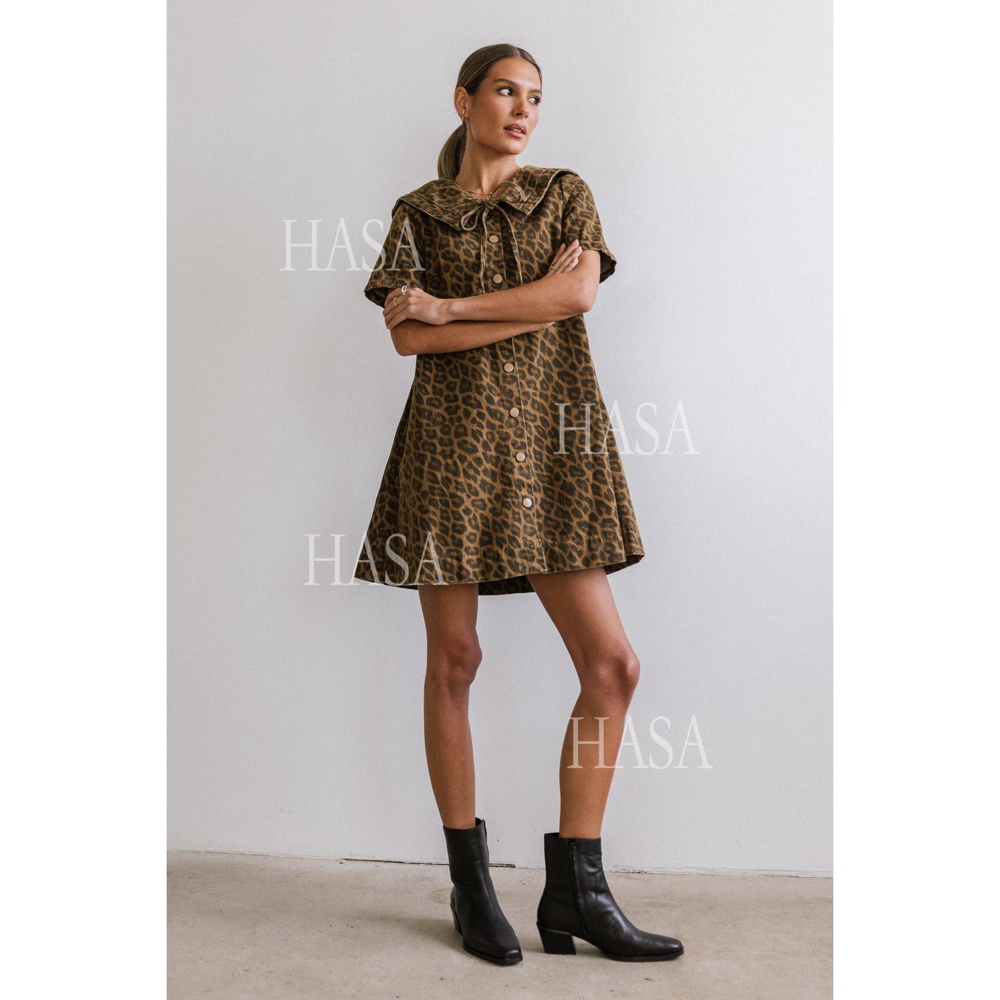 HASA HS6789 Bold Vintage Inspired Leopard Mini Dress with Statement Collar
