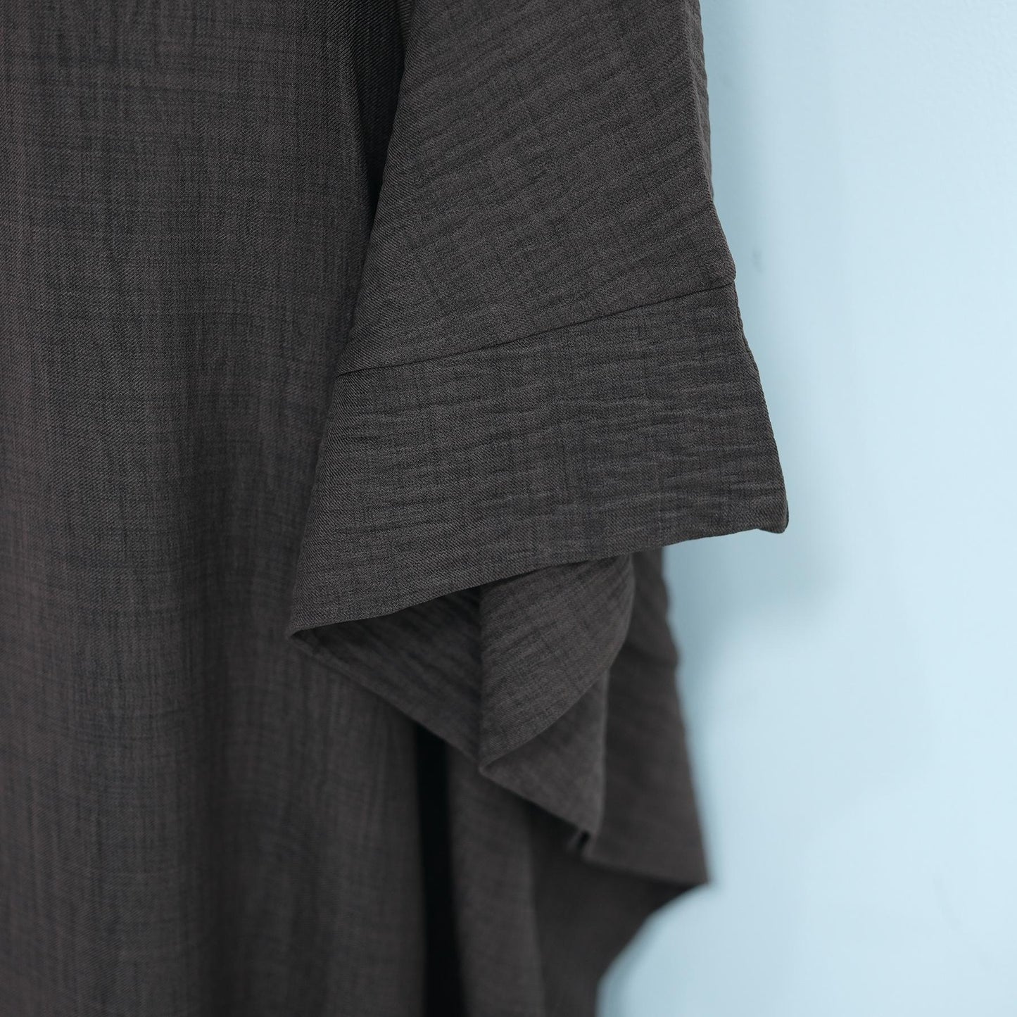 HASASERIES HS1177 Robe caftan en crêpe à manches chauve-souris avec ceinture intégrée