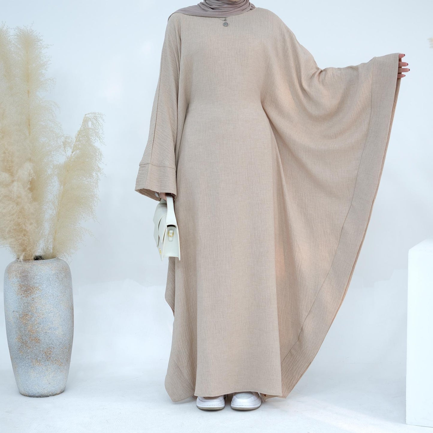 HASASERIES HS1177 Robe caftan en crêpe à manches chauve-souris avec ceinture intégrée