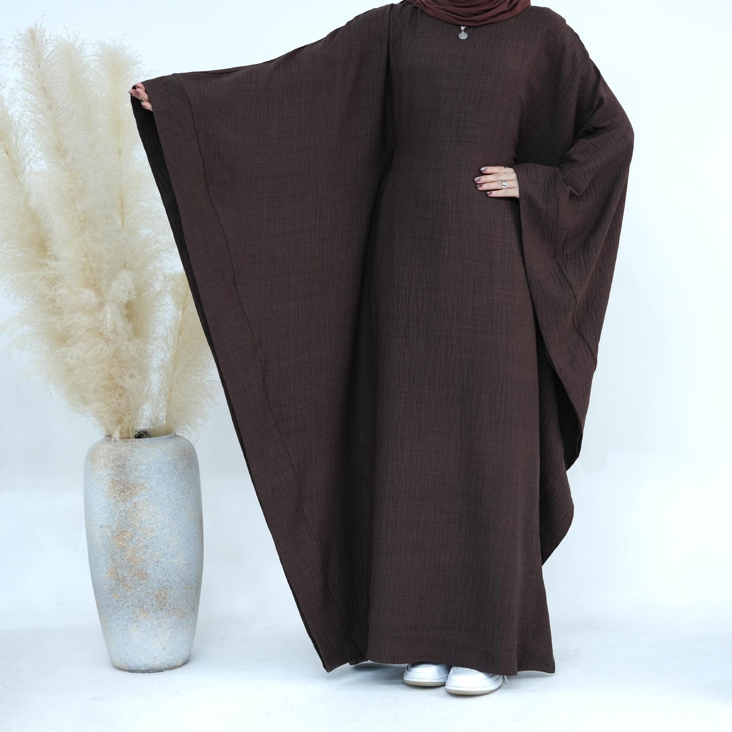 HASASERIES HS1177 Robe caftan en crêpe à manches chauve-souris avec ceinture intégrée