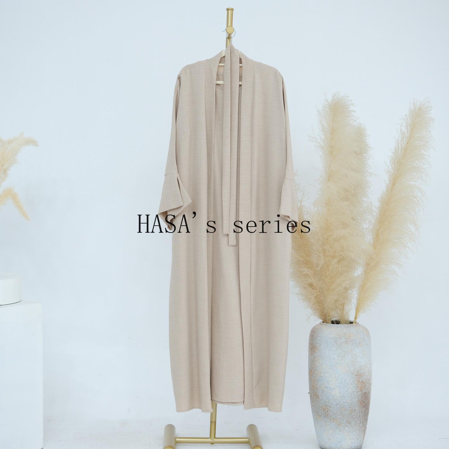 HS4854 A simple, solid-colored two-piece set, consisting of an easy-to-match robe-style dress and a matching garment.
