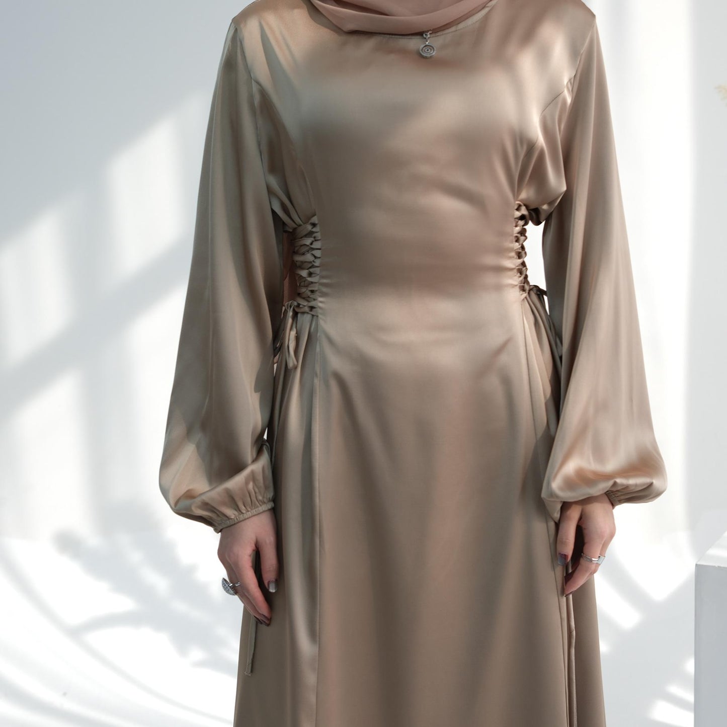 HASASERIES HS0991 Robe élégante à col haut et couleur unie