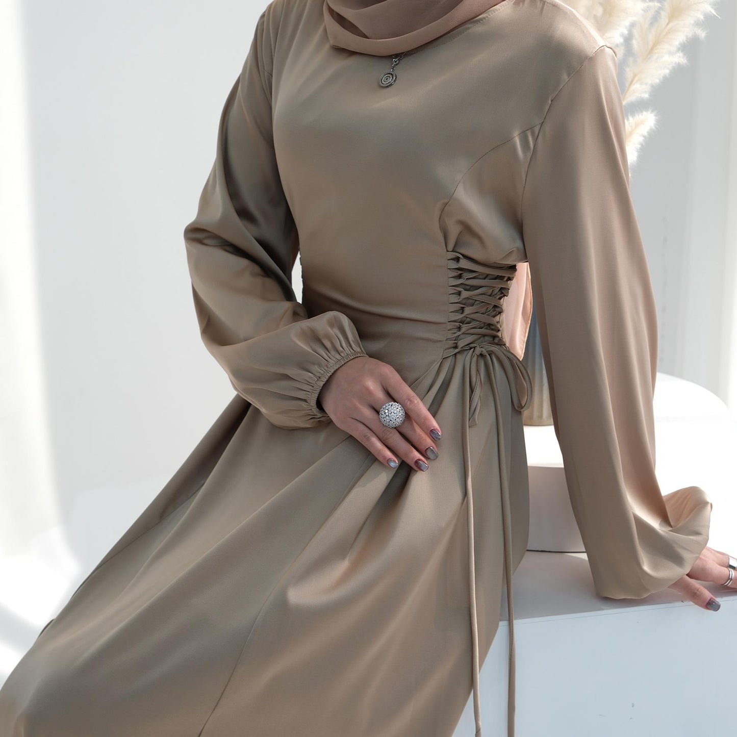 HASASERIES HS0991 Robe élégante à col haut et couleur unie