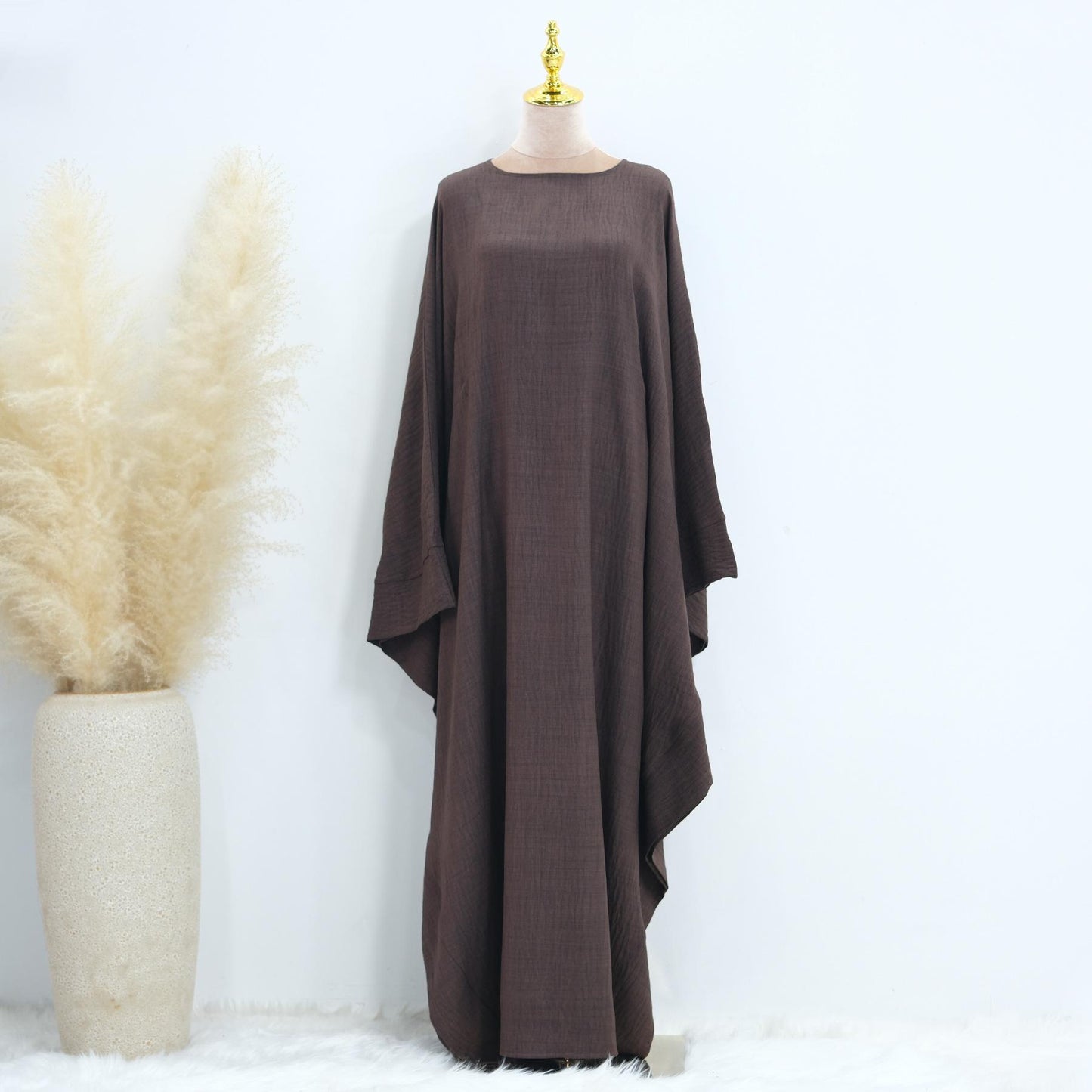 HASASERIES HS1177 Robe caftan en crêpe à manches chauve-souris avec ceinture intégrée