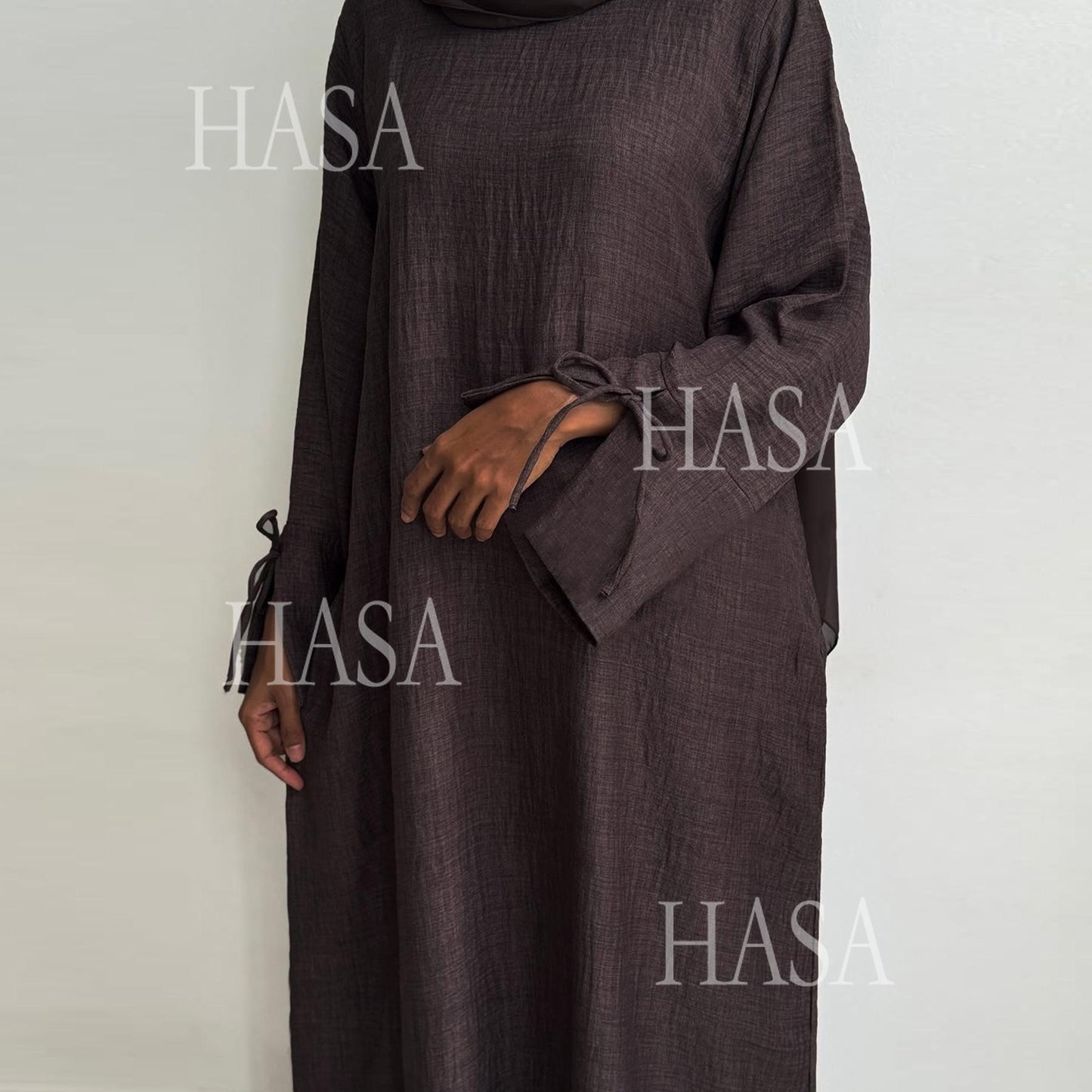 HS5864 Fashionable solid color hooded robe, simple and elegant, showing a casual style
