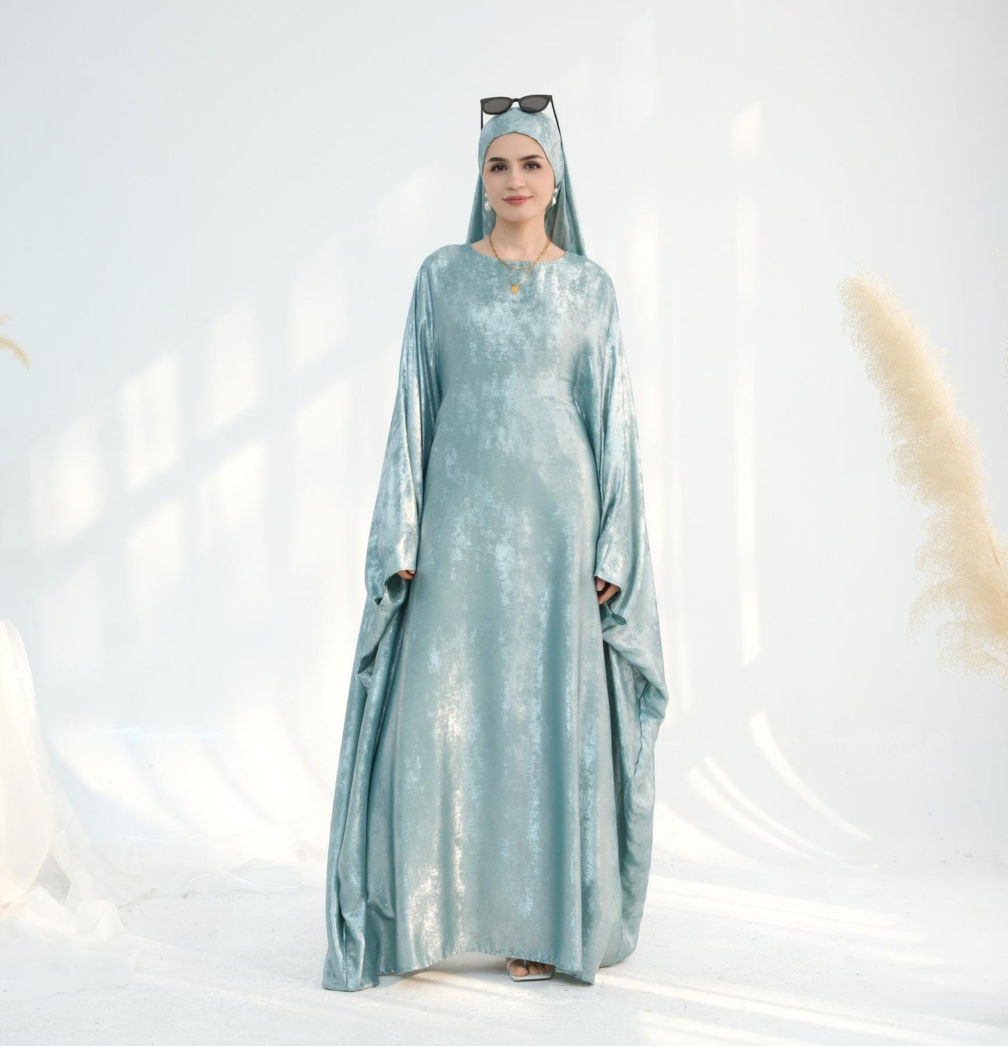 HS5878 A Glossy Dress That Combines Softness and Fluidity