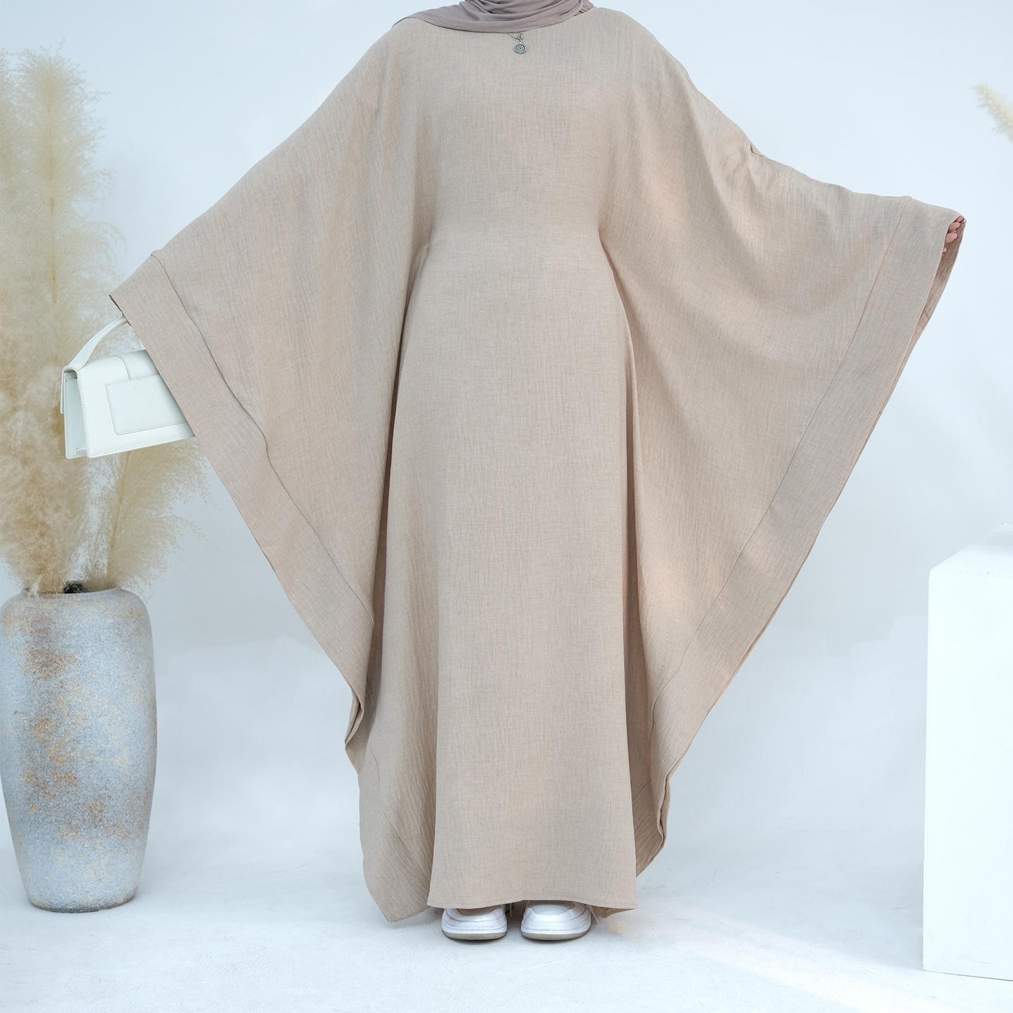 HASASERIES HS1177 Robe caftan en crêpe à manches chauve-souris avec ceinture intégrée