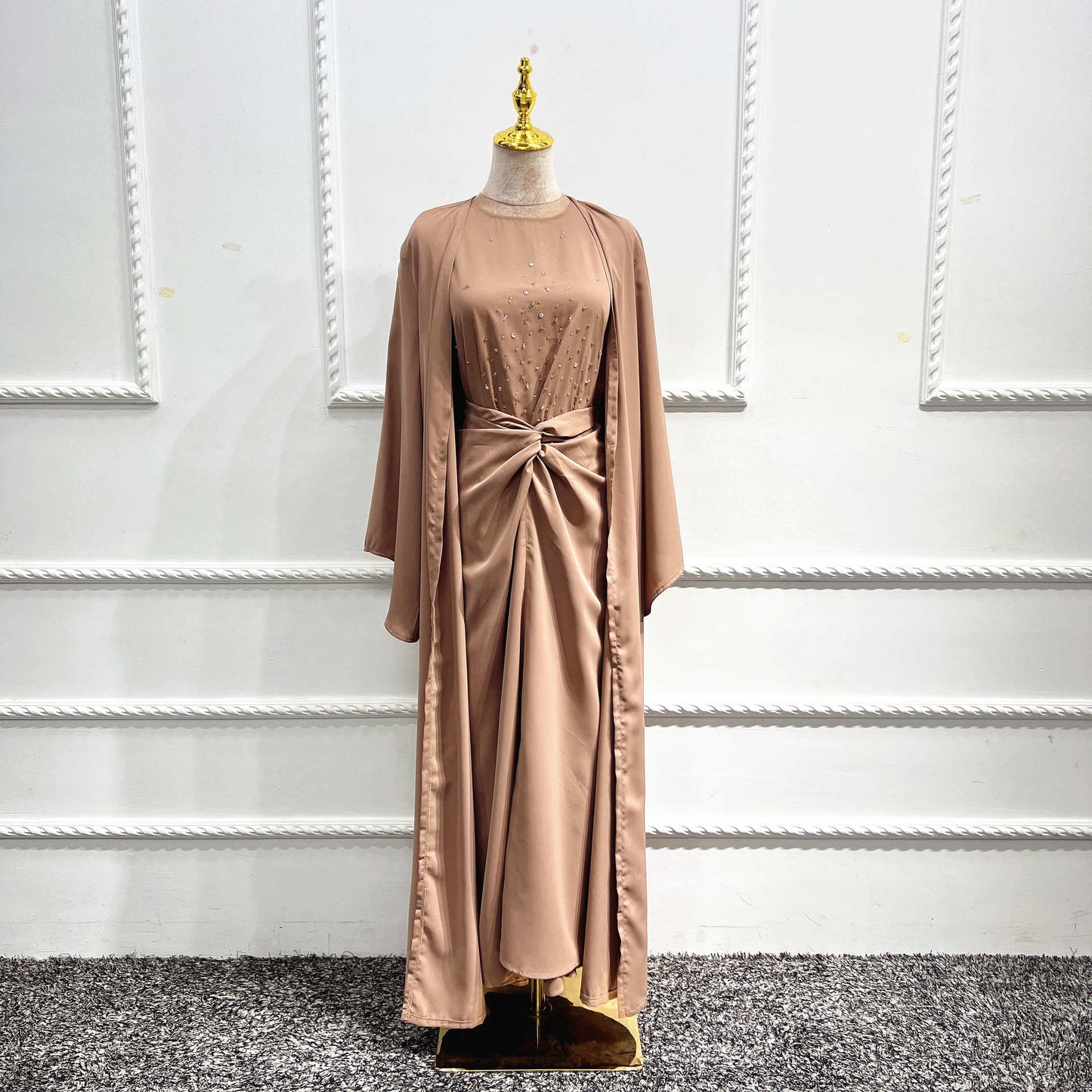طقم إسلامي مكون من ثلاث قطع مزين بالخرز بلون سادة