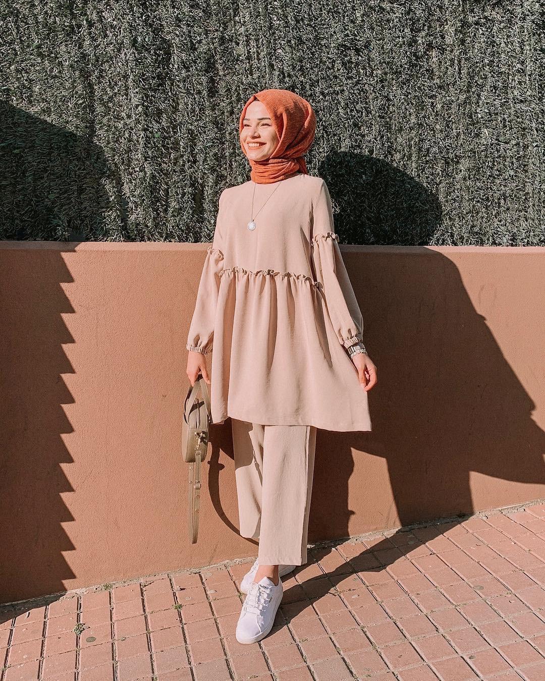 Solid paneled two-piece top and pants loose-fitting