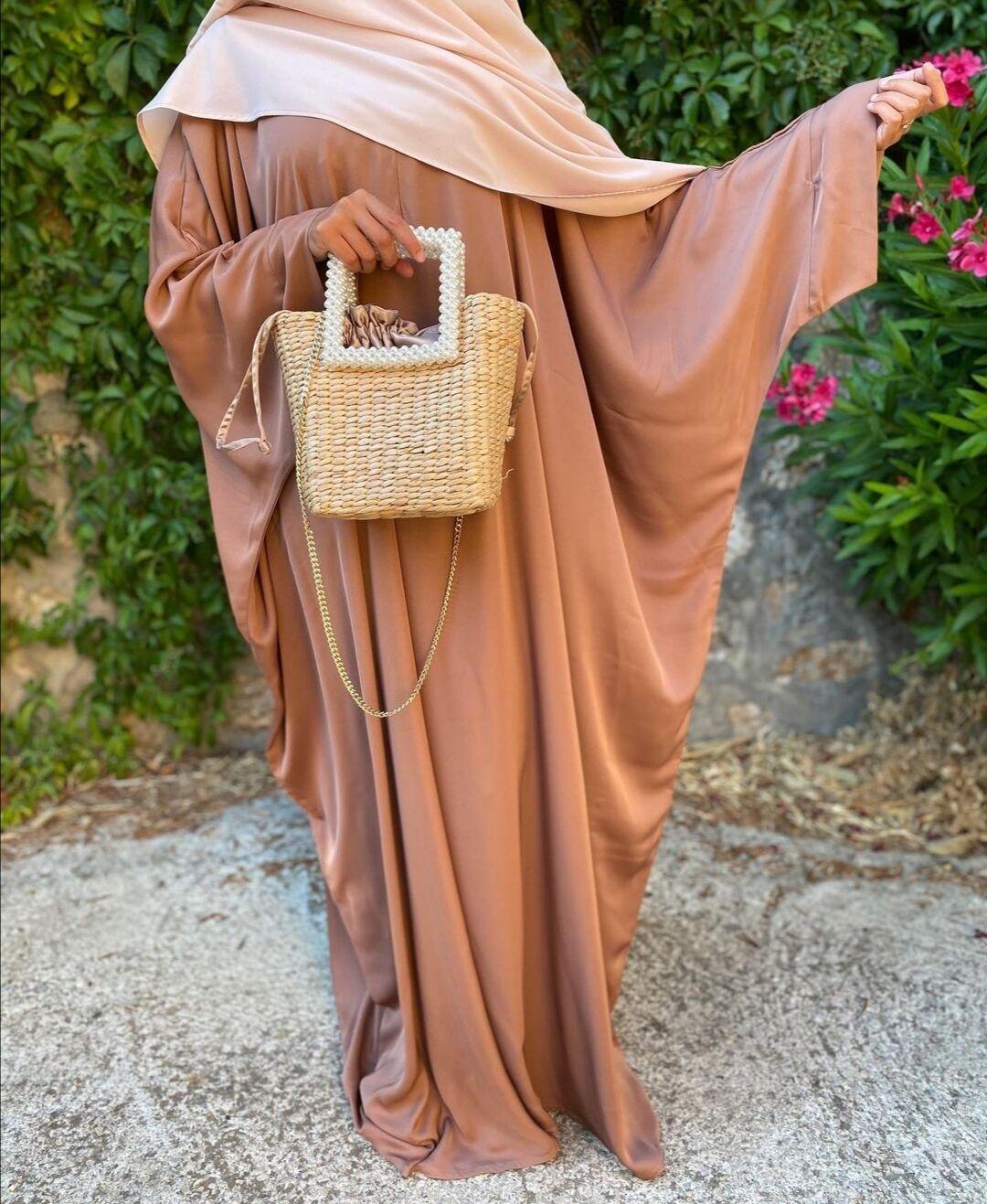 HS0195 رداء ذو ​​حاشية كبيرة بلون سادة وأكمام خفاش